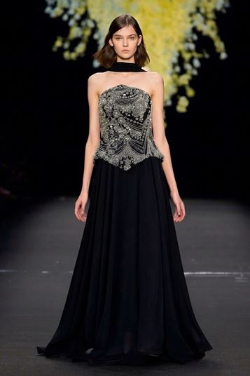 Abito da sera senza spalline in chiffon bianco e nero impreziosito da perle 